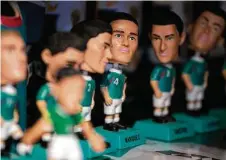  ??  ?? Galván tiene una colección especial de figurines con los jugadores de la selección mexicana de fútbol.