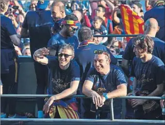  ?? ELISA BERNAL ?? Luis Enrique saluda a los aficionado­s, ayer durante la rúa de celebració­n