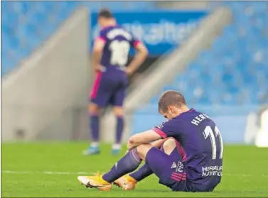  ??  ?? Pablo Hervías, como varios de sus compañeros, se quedaron llorando en el césped de Anoeta.