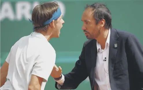  ??  ?? 0 Jared Donaldson argues with French umpire Arnaud Gabas during his defeat by Albert Ramos-vinolas at the Monte Carlo Masters.