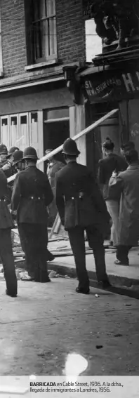  ??  ?? BARRICADA en Cable Street, 1936. A la dcha., llegada de inmigrante­s a Londres, 1956.