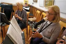  ?? TINA PUFF ?? Friedel Stapf (rechts) ist das älteste Flötenkind. Helga Lotze (links) lernte das Instrument erst mit 65 Jahren.