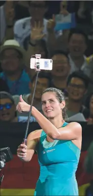  ?? XINHUA ?? Germany’s Julia Goerges snaps a selfie with spectators after beating CoCo Vandeweghe of the US in Sunday’s final of the WTA Elite Trophy Zhuhai.