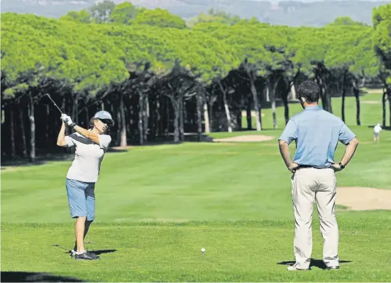  ?? Pere Dura  / NORD MEDIA ?? El g lf el l	j
e tener tiemp  y
iner . Estampa de uno de los hoyos del club Golf de Pals, el más antiguo de los que existen en la Costa Brava