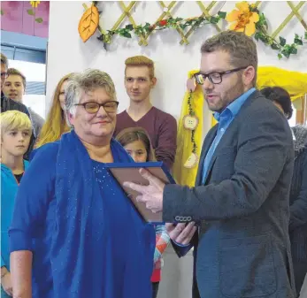  ?? FOTO: MAIKE DAUB ?? Marco Schneider vom Amt für Bildung, Freizeit und Sport (rechts) bedankt sich im Namen der Stadt bei Ursula Hafner für ihre Arbeit.