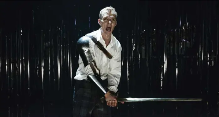  ?? FOTO: ERIKA HEBBERT, DET NORSKE TEATRET ?? Preben Hodneland gir publikum en menneskeli­g Macbeth, men han griper ikke nok, mener anmelderen.