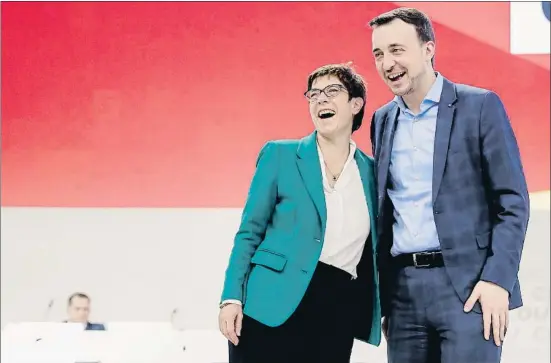  ?? MARKUS SCHREIBER / AP ?? La presidenta de la CDU, Annegret Kramp-Karrenbaue­r, amb el nou secretari general del partit, Paul Ziemiak