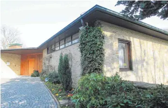  ?? FOTO: DPA ?? Eingang zum Bungalow von Else und Berthold Beitz im Essener Süden: Der Thyssen-Krupp-Konzern will die leerstehen­de Villa verkaufen.