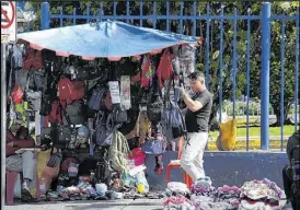  ?? ?? En el espacio público se instalan ‘malls’ con variedad de productos.