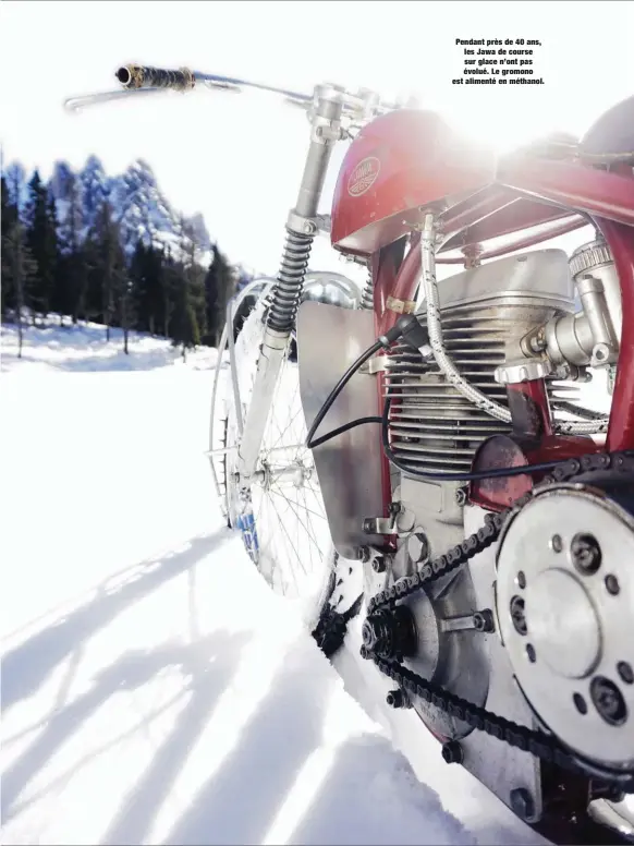  ??  ?? Pendant près de 40 ans, les Jawa de course sur glace n’ont pas évolué. Le gromono est alimenté en méthanol.