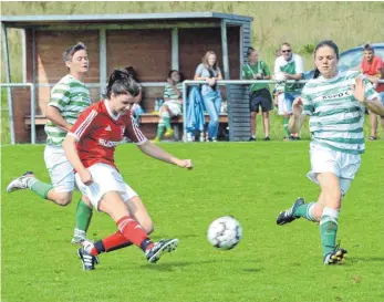  ?? FOTO: PETER HERLE ?? Der SV Reinstette­n (vorn links Yvonne Schafitel) und der SV Alberweile­r II (vorn rechts Sandra Schunack, hinten links Tamara Bauschatz) trennten sich im Derby mit 2:2.