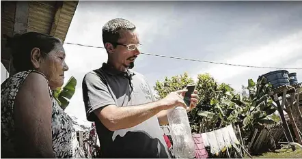  ?? WWF-Brasil ?? Técnico ensina moradora de Rio Branco (AC) a usar a armadilha feita com garrafa PET que captura ovos do