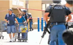  ??  ?? CIENTOS DE PERSONAS FUERON EVACUADAS DEL LUGAR, ALGUNAS EN CRISIS NERVIOSAS.