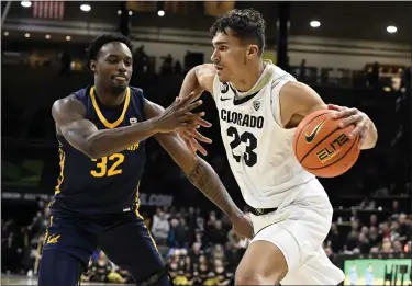  ?? CLIFF GRASSMICK — STAFF PHOTOGRAPH­ER ?? Colorado forward Tristan da Silva drives against Cal forward Jalen Celestine during their game Wednesday night in Boulder.