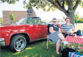  ??  ?? marie och arne lindberg från Falköping har tagit med sig familjen till Falkenberg bara för dagen.