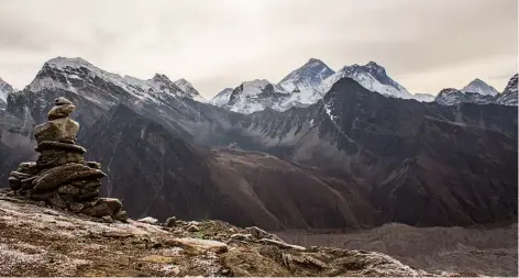  ??  ?? Un răsărit înnorat pe vârful Gokyo Ri (5.357 m) din Nepal ne-a adus față în față cu celebrul Everest.