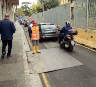  ??  ?? Il cedimento in via Valfonda che ieri ha causato il caos nella zona intorno alla stazione