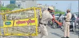  ??  ?? ■
Police removing barricades along the Delhi-Gurugram border on Wednesday. YOGENDRA KUMAR/HT PHOTO