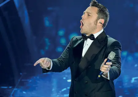  ??  ?? In scena Tiziano Ferro si esibirà nel 2021 a Udine e a Padova