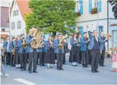  ?? FOTO: GUSTAV KAUL ?? Vor Beginn der Serenade ziehen die Musikanten von der Albstraße zum Benzinger Rathaus.