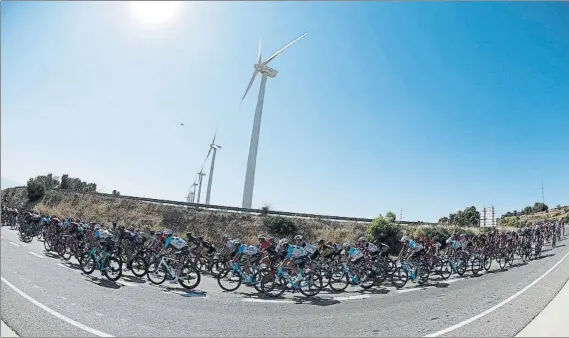  ?? FOTO: EFE ?? La serpiente multicolor de esta Vuelta a España 2017 sufrió de lo lindo ayer con el intenso calor que hizo que por momentos de la etapa los termómetro­s se acercasen a los 40ºC