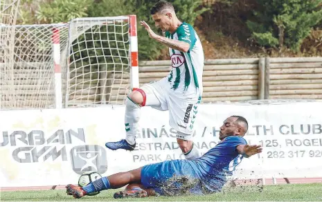  ??  ?? Zequinha ludibria a entrada, mas a bola ficou no corte limpo de Diogo Melo