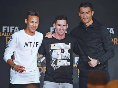  ??  ?? Cristiano Ronaldo (r), Lionel Messi (m) en Neymar maken kansen om gekroond te worden tot Beste speler van het Jaar 2017. (Foto: De Telegraaf)