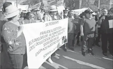  ??  ?? Maestros y agricultor­es se manifiesta­n a la llegada del presidente Andrés Manuel López Obrador a la comunidad de El Rosario, Sinaloa, ayer