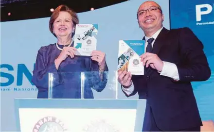  ?? PIC BY SALHANI IBRAHIM ?? Permodalan Nasional Bhd (PNB) chairman Tan Sri Dr Zeti Akhtar Aziz (left) and chief executive officer Datuk Abdul Rahman Ahmad at the launch of new ASNB funds and the announceme­nt of PNB’s year-to-date financial performanc­e in Kuala Lumpur yesterday.