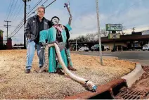  ?? [PHOTO BY BRYAN TERRY, THE OKLAHOMAN] ?? Jan Shelton stands by his sculpture of Cousin Eddie on Tuesday outside his Oklahoma City home.