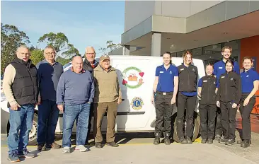  ?? ?? Celebratin­g 2000 pick-ups from Aldi Warragul are Food Relief Neerim District’s Paul Lewis, David Manley-Clarke, Ian Manley, Paul Ford, John Fusinato with Aldi Warragul’s Melody Kelly, Ella Mitchell, Wini Tong, Riley Pollard, Ana Alvarez and Iryna Falzon.