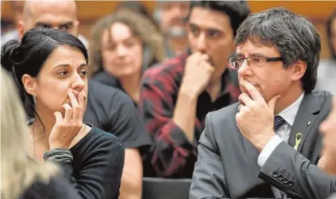  ?? AFP ?? Anna Gabriel y Carles Puigdemont, fugados de la Justicia, en un evento ayer en Suiza