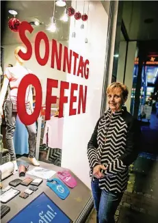  ?? RP-FOTO: ANNE ORTHEN ?? Sabine Sellier-Görisch darf ihr Geschäft an der Nordstraße am Sonntag öffnen, weil diese in unmittelba­rer Nähe zum Weihnachts­markt liegt.