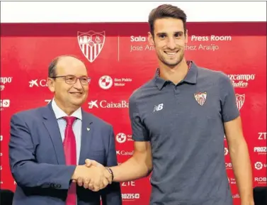  ??  ?? FELICIDAD. José Castro acompañó a Sergio Rico en el anuncio de su renovación con el Sevilla.