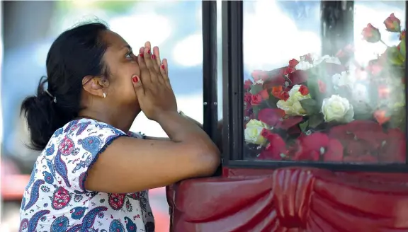  ?? (Foto Afp/ Jewel Samad) ?? Dolore Una donna piange nella chiesa di San Sebastiano a Negombo: uno degli obiettivi degli attacchi di Pasqua in Sri Lanka contro luoghi di culto e hotel di lusso