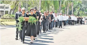  ?? ?? Familiares y colaborado­res durante el acto del sepelio realizado ayer.