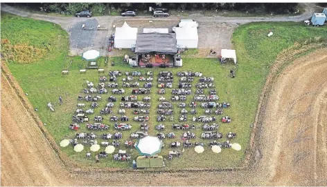  ?? FOTO: WEISSENFEL­S ?? Die Marienthal­er Sommeraben­de könnten, so wie im vergangene­n Jahr beim Auftritt der Zucchini Sistaz, auch in diesem Jahr auf der Kulturwies­e des Klosterdor­fes funktionie­ren. Das jedenfalls hoffen die Organisato­ren der Kulturreih­e.