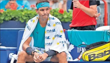  ??  ?? RESIGNADO. Rafa Nadal, antes de uno de los parones que provocó ayer la lluvia en su partido.