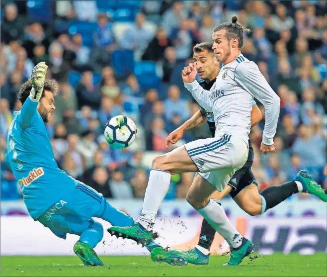  ??  ?? IMPARABLE. Bale fue un vendaval que arrasó la defensa del Celta durante los 72 minutos que estuvo sobre el terreno de juego y logró su cuarto doblete de la temporada.