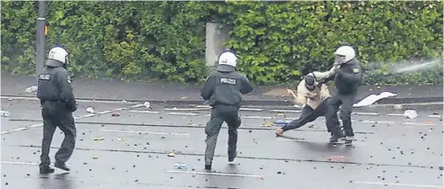  ??  ?? Im Mai kam es bei einer Demonstrat­ion von Pro NRW zu einem Angriff von Murat K. auf einen Polizisten. Der Salafist stach den Beamten ins Bein.