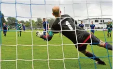  ?? Foto: Karl Aumiller ?? Elfmeter für Steinheim: Matthias Veh verlädt FCO-Keeper Markus Bucher zum späten 1:1-Ausgleich.