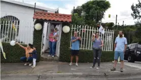  ?? PAOLA CARRERA ?? Un aplauso para los alajuelite­ños que celebraron en orden.