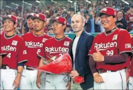  ??  ?? RECLAMO. Iniesta posando con los Rakuten Eagles de béisbol.