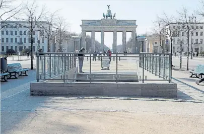  ?? REUTERS ?? Vacío. La Puerta de Brandembur­go, en Berlín, con escasas personas que caminan por el kugar.