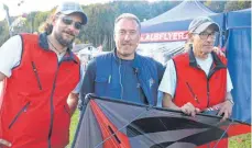  ??  ?? Moderator Martin Haug (Mitte) mit den Drachenfan­s Jörgen (li.) und Markus Rauneker.