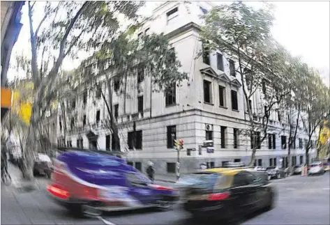  ??  ?? ACUERDO. La regla fiscal está incorporad­a en los planes de Lacalle Pou y Daniel Martínez se mostró dispuesto a discutir una regla “flexible”.