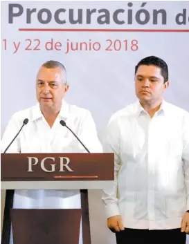  ??  ?? Víctor Carrancá (izquierda), fiscal de Puebla y vocero de la conferenci­a.