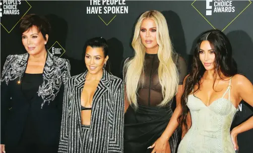  ?? JEAN-BAPTISTE LACROIX/AFP ?? PENGUSAHA SEKALIGUS TV PERSONALIT­Y: Dari kiri, Kris Jenner bersama tiga putrinya, Kourtney Kardashian, Khloe Kardashian, dan Kim Kardashian, di acara People’s Choice Awards Ke-45.