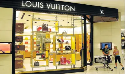  ?? Picture: RUVAN BOSHOFF ?? IT’S IN THE BAG: Louis Vuitton shop in Sandton City is a happy hunting ground for buyers from Angola and Nigeria