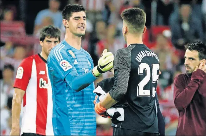  ??  ?? COURTOIS, OTRA VEZ TITULAR. Courtois saludaba a Unai Simón tras el encuentro. El belga fue el elegido por Lopetegui en Liga por segundo partido consecutiv­o.